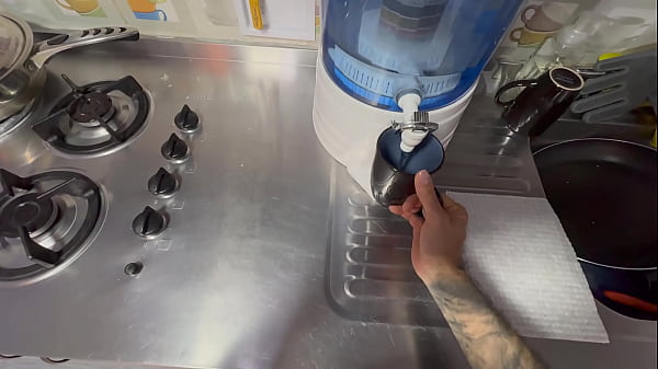 El novio de mi amiga me folla cuando ella esta descansando – parte 1