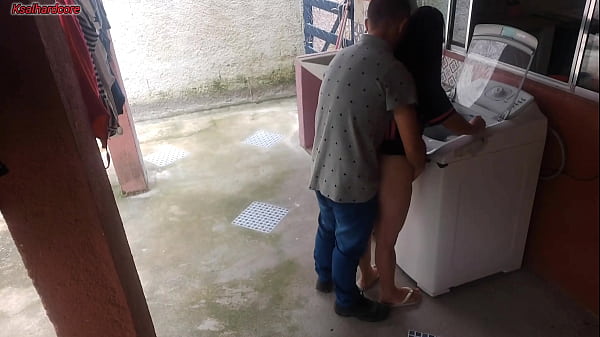 Dona de casa paga técnico com a bunda enquanto marido esta fora