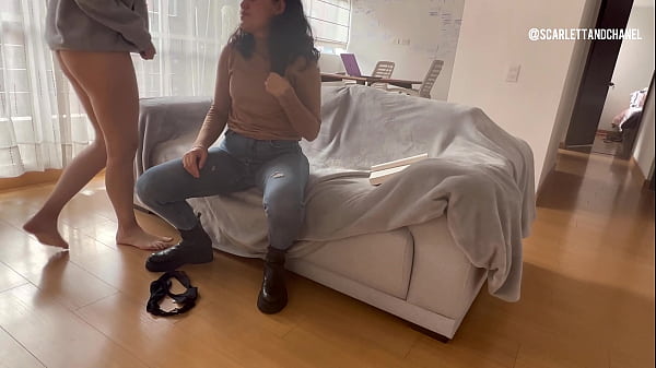 Me encanta follar duro en el sofá con mi madrastra