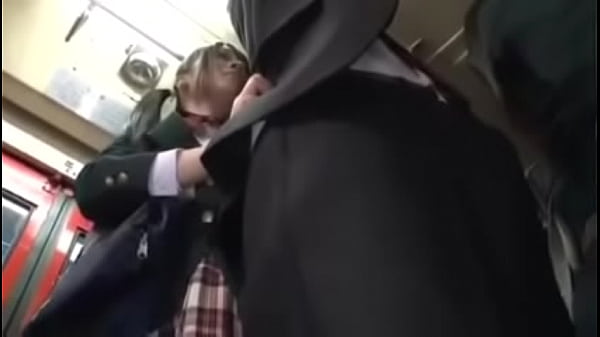 Extraño seduce y coje a colegiala en el bus 4