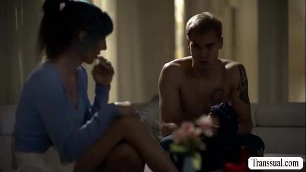 Linda madrasta deixa o enteado bater na bunda dela