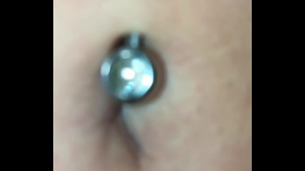 Explorando de perto esse umbigo sexy com seu piercing