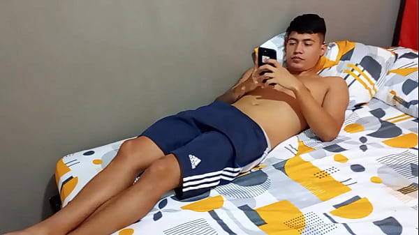 Le doy un delicioso masaje a mi pequeña hermanastra hasta que la pongo caliente y termino follandola por el culo.