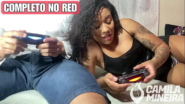 A namorada do meu amigo me chupa para ganhar no FIFA e eu acabo fodendo ela na bunda