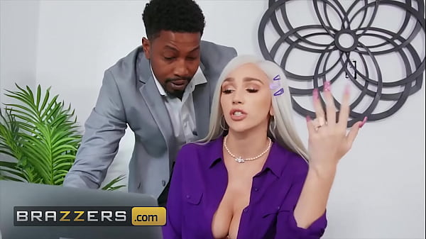 (Kendra Sunderland) Gets A Foot Massage A Big Black Cock By Her Colleague (Isiah Maxwell) - Brazzers