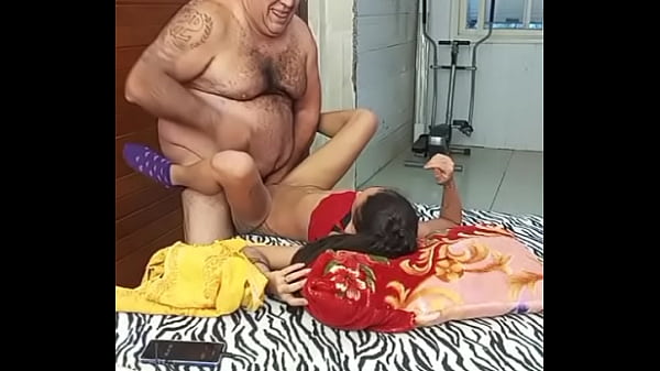 Fiatal lány szereti az idősebb férfiakat