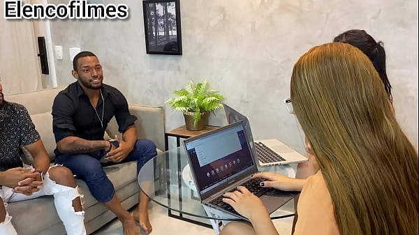 Modelos fode com a secretária da agência  após ela torcer o pé