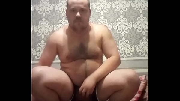Vídeo completo: Um gay gordo da Rússia, que trabalha como prostituta, decidiu se tornar um ator pornô! Ele mostra as possibilidades de seus buracos bem treinados e a completa falta de moralidade e sentimentos de nojo! Ele fará q