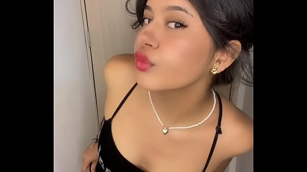 Latina com tesão fica nua para a câmera