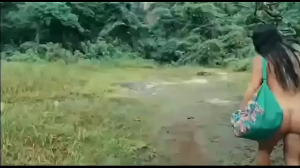 Estava na casa do meu amigo lavando roupa chega ele da academia todo suado e gostoso.