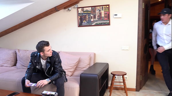 Policial excitada Kiara Gold triplamente penetrada em House Raid Gangbang GP1932