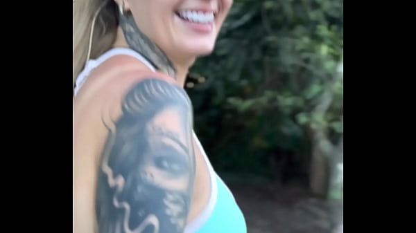 Vi uma Prostituta fazendo ponto na rua pedi pra ela fazer um boquete ela cobro 10$ ela quis me levar pro beco ! (Público)