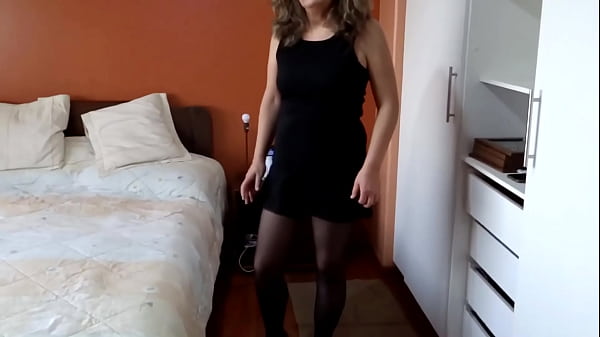 Chego em casa do trabalho muito excitado e me masturbo antes de foder um pau grande.