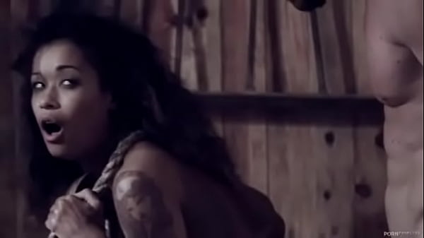 A MENINA ESCRAVO ÉBANO É CHICADA, AMARRADA E FODIDA PELO SEU MESTRE