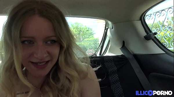 Sally, belle étudiante, trouve une bonne bite pour baiser en plein air