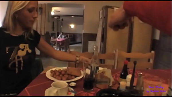 A pranzo con Denisa mi viene voglia di scoparla nel bagno del ristorante