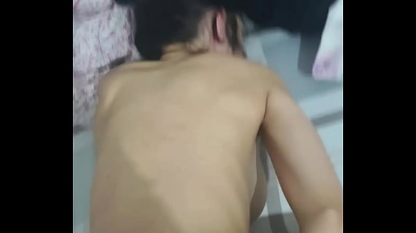 Comendo ex branquinha e magrinha de 4 com um plug no rabo