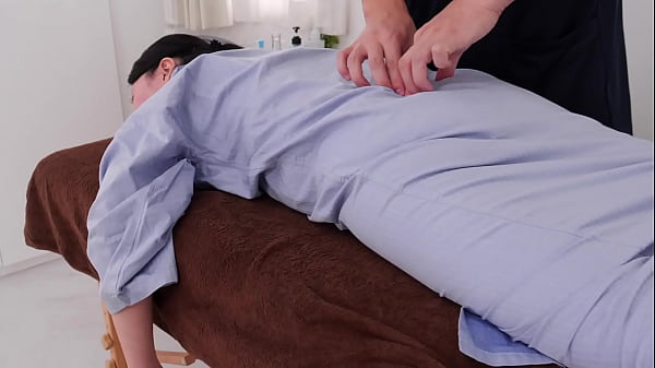 絶妙タッチのおっぱいマッサージでおばさんが夢中になる巨乳中出し整体院　芦川夕子