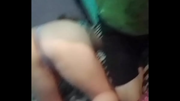 Ela fica de quatro e eu a toco e puxo sua calcinha.