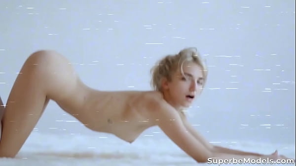 SUPERBE Nubile Blonde Bella Luz Strips Naked And Shows Pussy