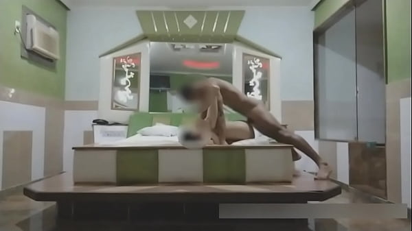 Amigo do meu marido me comendo de novo, pedi para jogar porra toda dentro (aumente o som e goze junto)