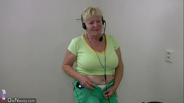 Öreg nagyi táncol meztelenül otthon