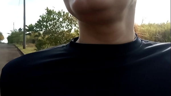 Putinha fez um boquete de graça em mim no meio da rua ,não pude resistir e depois me ferrei porque minha esposa descobriu por causa deste vídeo que deixei ela gravar