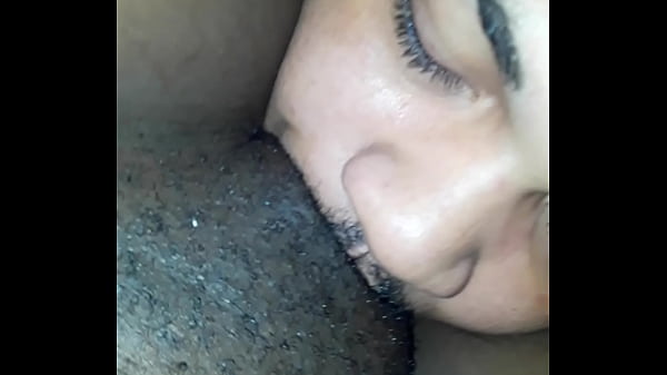 Jovem Thot pegando pau
