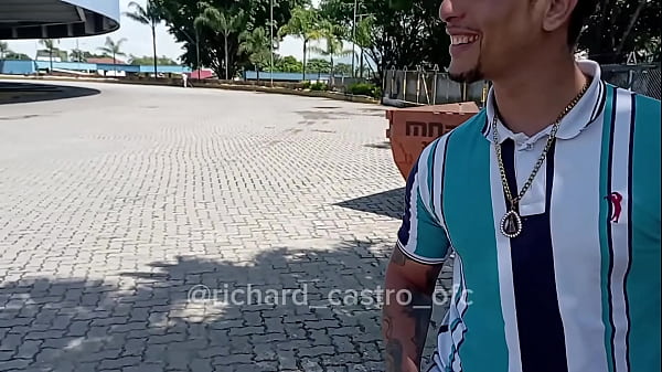 Vazou na Net novinha de 18 anos é flagrada chupando ator porno no ônibus