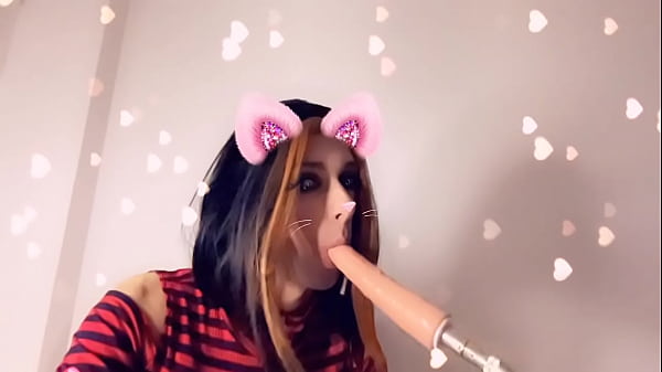 Trans Sophia Elter mange pleins d’amour sur son cookie de st valentin