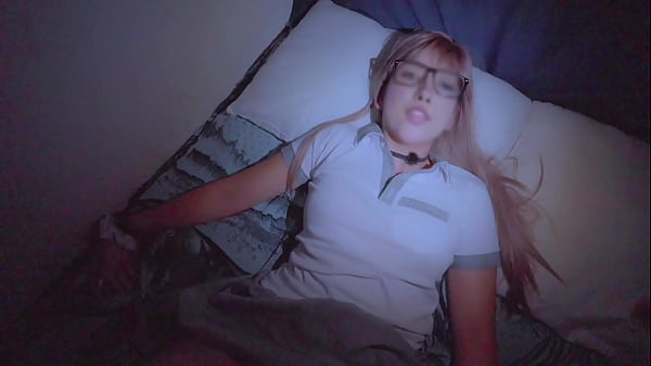 Diáklány ágyában kapja a kemény faszát