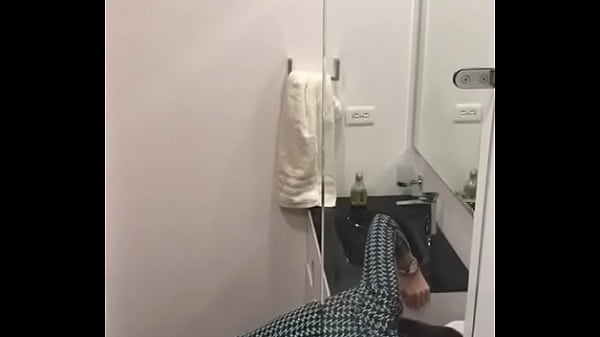 descubro a mis amigos en el baño por los fuertes gemidos