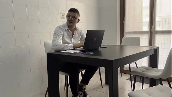 oggi la mia segretaria e’ venuta a lavoro vestita in modo molto provocante e si e’ masturbata sotto al tavolo, non ho resistito e le ho scopato bocca,figa e culo