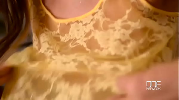 Tight and Moist - Pink Dildo faz as honras