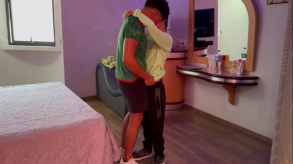 Por los gemidos de Gio, Omar está lamiendo y tocando los lugares correctos. Se acuesta, abre las piernas y Omar va directo al agujero de Gio. Gio se sube encima de Omar y se sienta sobre su polla