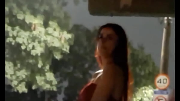 Punheta arriscada na rua pra ruiva gostosa no ponto de onibus