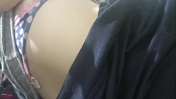 Me encuentro a mi pequeña hermanastra en mi habitación y me dan ganas de follarla duro por el culo y venirme en su espalda.