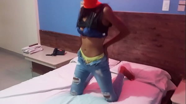 HIJASTRA FLACA SEDUCE A SU PADRASTRO SUCIO CON VIDEO CASERO!! QUIERE GANARSE EL APRECIO DE SU PADRASTRO PARA QUE LE COMPRE UNA LAPTOP GAMER. LUEGO EL PADRASTRO LE MANDA UN VIDEO FOLLANDOSE A SU MADRASTRA DE PIE Y LENTO.