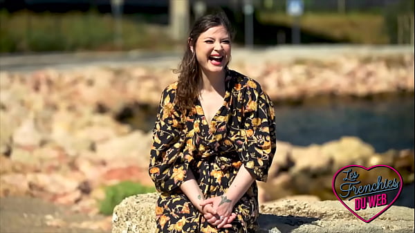 Aurora, une milf anglaise qui veut sucer deux mecs