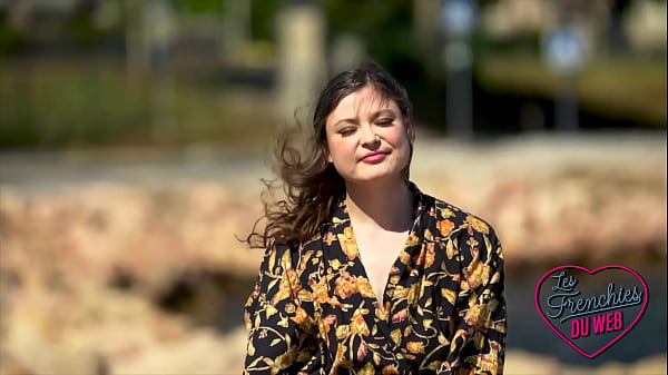 Aurora, une milf anglaise qui veut sucer deux mecs