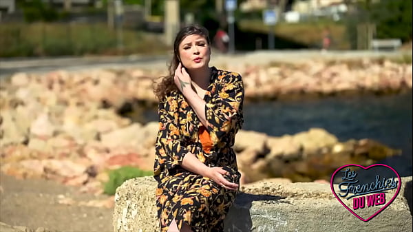 Aurora, une milf anglaise qui veut sucer deux mecs