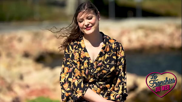 Aurora, une milf anglaise qui veut sucer deux mecs