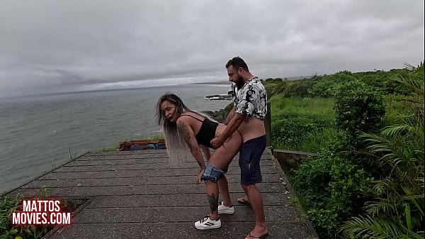 Anne és a férje szexi kalandja a strandon: nedves dugás és váratlan elélvezés