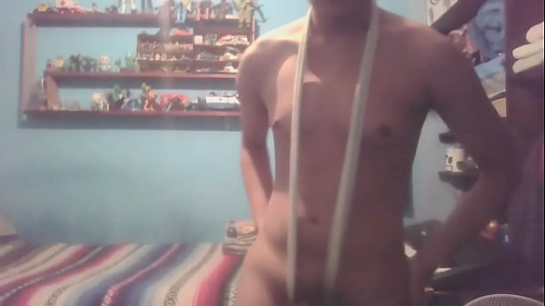 Joven mueve su culo.