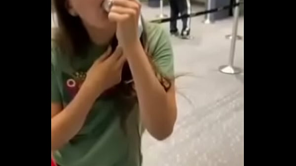 Plug Anal retire e lamba na academia