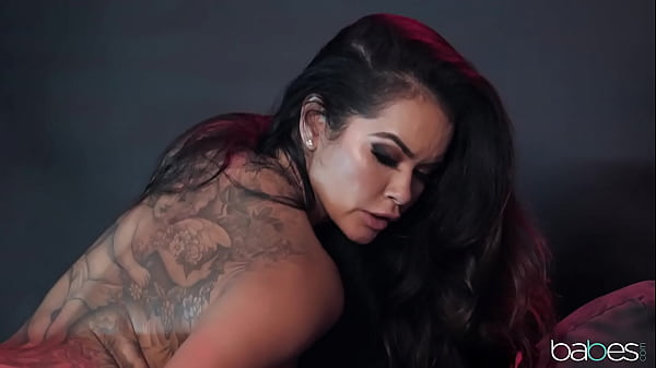 A modelo Alex De La Flor foi transformada pelo toque sedutor e direção erótica de Daisy Marie - BABES