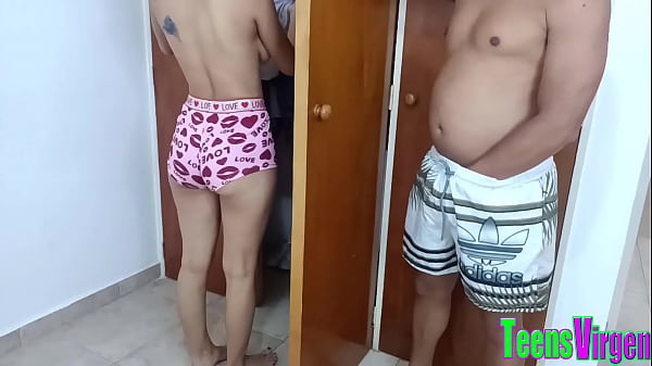Inocente sexy morra es convencida por pervertido hermanastra y le florea el coño con su espelma espesa