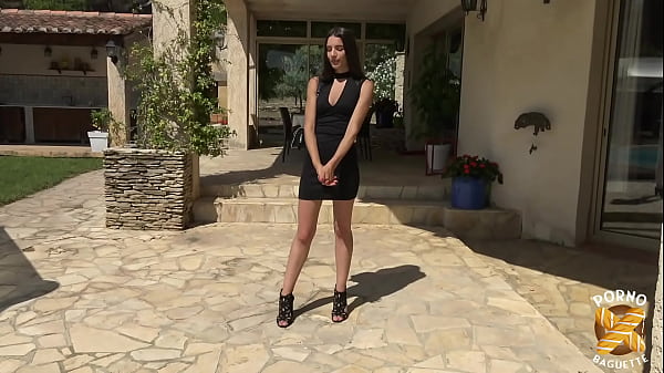 Candie, fan de sodomie, dans un gangbang en plein air