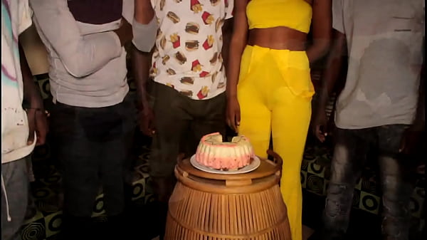 Africanas, bissexuais e lésbicas. Comemorando o aniversário de 25 anos da Sandra com seus cinco amigos lindos e sensuais. Durante o corte do bolo, ela decide se presentear com um pouco de sexo com o rapaz.