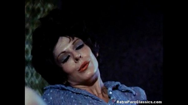 Klassische Dolly Sharp Kriegt Ihre Muschi Geleckt, Während Sie Raucht Klassische Dolly Sharp Kriegt Ihre Muschi Geleckt, Während Sie Raucht